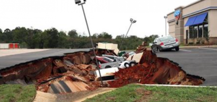 Mississippi: Restaurant parking lot cave-in swallows 12 cars